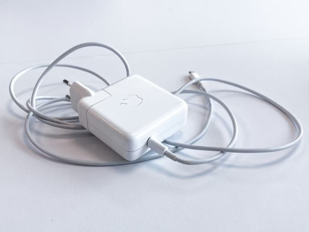 Adaptateur secteur avec câble et étiquette